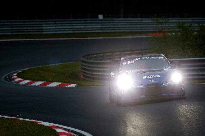 激しい雨は徐々に弱まるものの、日没が近づくにつれて、霧はさらに深くなる。