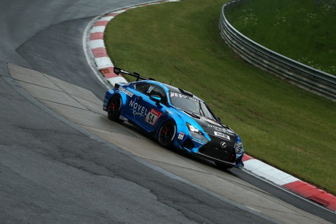 46番手からリスタートした54号車レクサスRC F。追い上げてきたライバルとトップ争いを繰り広げる。