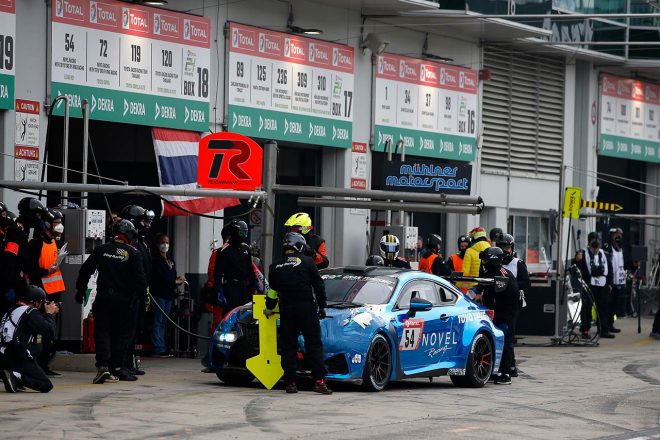 レース後半、54号車レクサスRC Fはクラッシュし、ピットインを強いられる。リタイアがよぎったものの、素早く修復作業を終えてレースに復帰した。