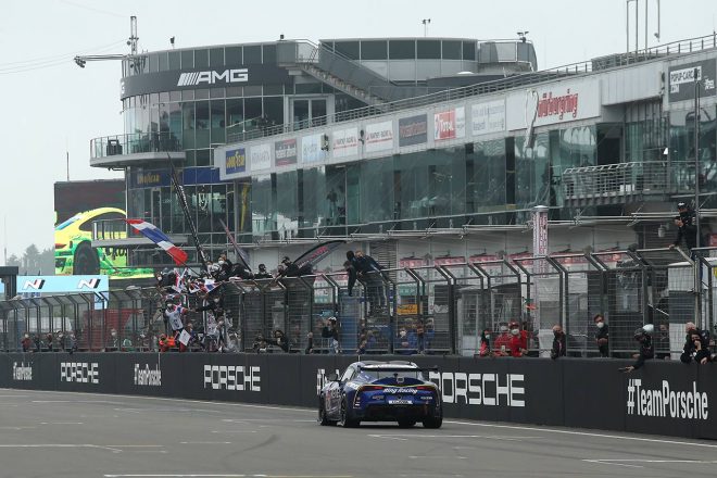 6日15時30分、第49回ニュルブルクリンク24時間耐久レースは幕を閉じた。72号車レクサスRC Fは総合54位、54号車トヨタGRスープラGT4は総合64位で、無事にチェッカーフラッグを受けた。