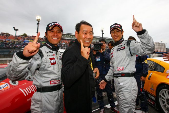 星野一樹＆柳田真孝といえばこのシーン。2010年はコンビでGT300チャンピオンを獲得した。