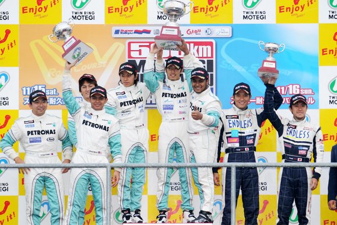 2008年スーパー耐久もてぎ　優勝を飾ったPETRONAS SYNTIUM TEAMの柳田真孝／吉田広樹／F.ハイルマン。2位は谷口信輝／片岡龍也／J.アズミ。3位は藤井誠暢／荒聖治。