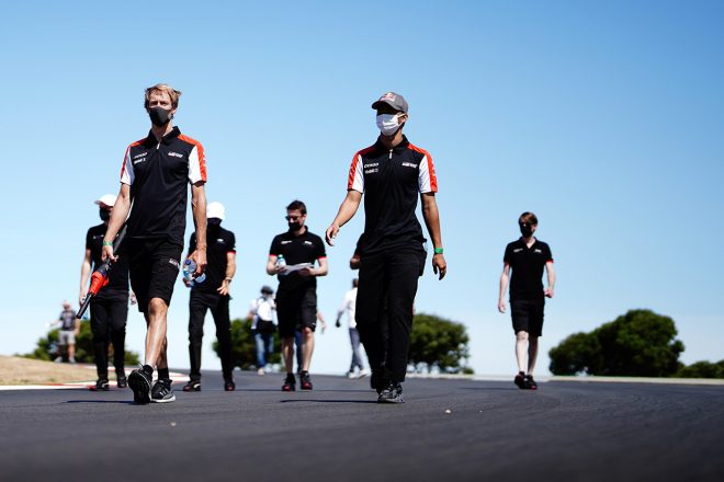 6月11日、レギュラードライバーとともにアルガルベ国際サーキットのトラックウォークに臨む平川亮