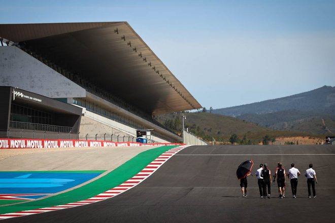 FP1前、トラックウォークに臨むトヨタGAZOO Racingのクルー