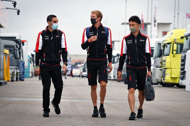 アルガルベ国際サーキットのパドックを歩くセバスチャン・ブエミ／ブレンドン・ハートレー／中嶋一貴