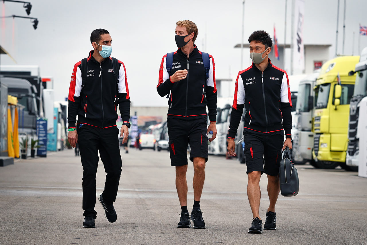 アルガルベ国際サーキットのパドックを歩くセバスチャン・ブエミ／ブレンドン・ハートレー／中嶋一貴