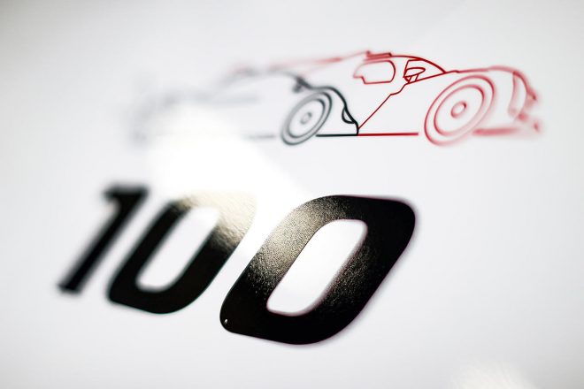 ポルティマオでのGR010ハイブリッドには、参戦100戦を記念したステッカーが貼られる