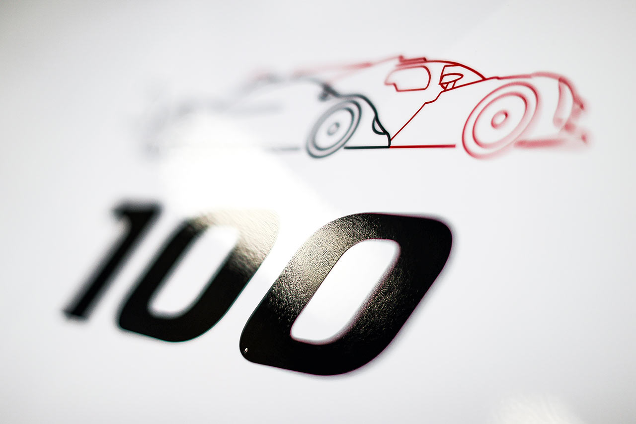 ポルティマオでのGR010ハイブリッドには、参戦100戦を記念したステッカーが貼られる