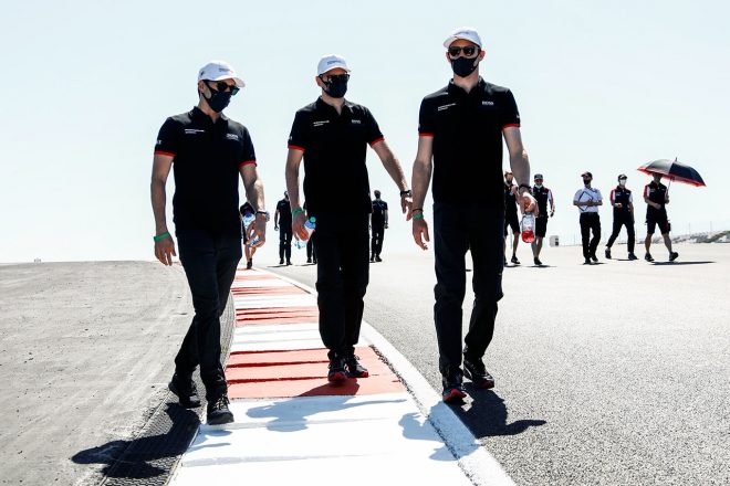 ポルティマオのトラックウォークに臨むポルシェGTチーム92号車のジャニ、クリステンセン、エストーレ