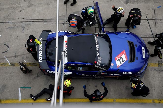 72号車トヨタGRスープラGT4はドライブシャフトにトラブルが発生。大事にいたることはなく素早くコースに復帰した。