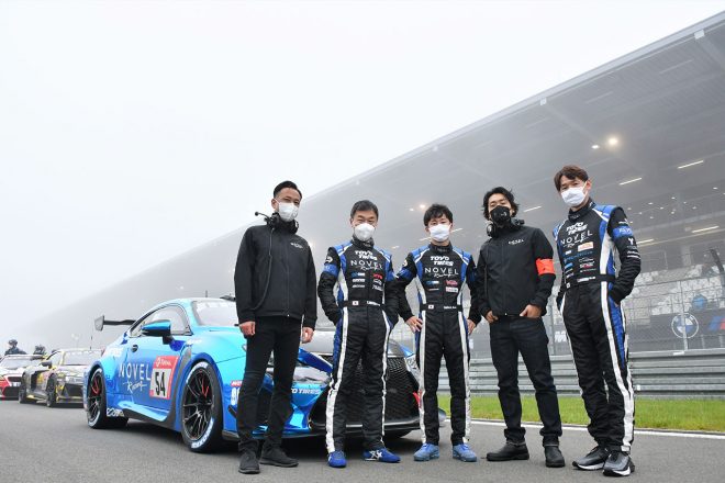 Novel Racing with TOYO TIRES by RING RACING。左からNovel Racingの渡邊 卓代表、ドライバーの松井猛敏、朝日ターボ、右端は東徹次郎。