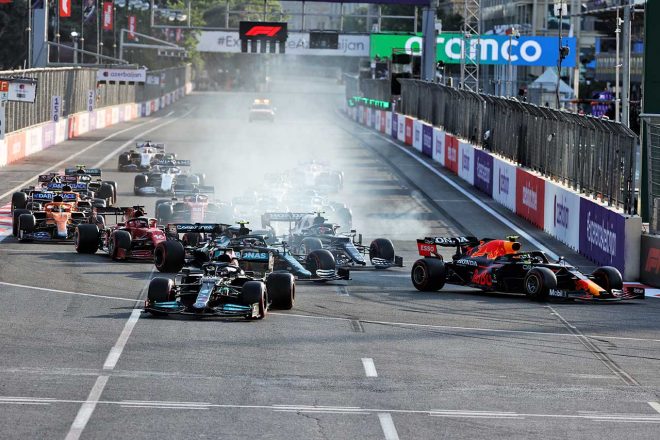 2021年F1第6戦アゼルバイジャンGP　操作ミスによってオーバーランするルイス・ハミルトン（メルセデス）