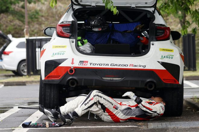 湿った路面の最終SSに臨むにあたり、自らセッティング変更を施す勝田範彦