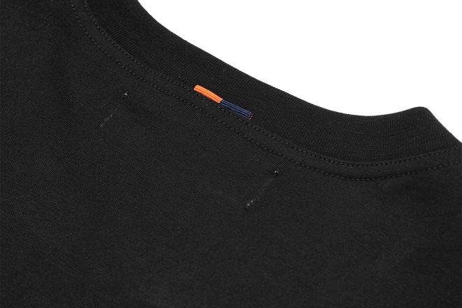 『ファインコットンクルーネックTEE』の首元のワンポイント