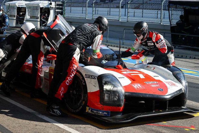 ピットタイミングが8号車より数周早くなっていた7号車は、8号車よりも1回、燃料補給が多くなる戦略となっていた