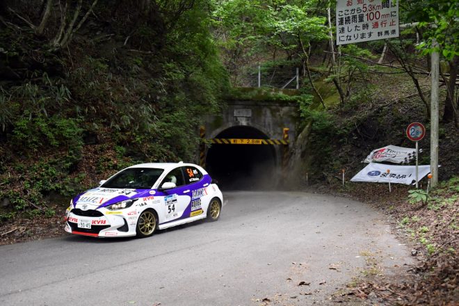 逆転で今季初のJN5クラス優勝を飾った渡部哲成／橋本美咲組（MATEX-AQTEC RALLY TEAM／トヨタ・ヤリス）