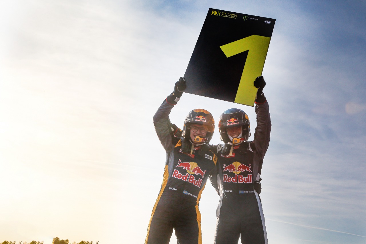 2019年に悲願のWorldRX王者に輝いたティミー（右）。弟ケビンの活躍もあり、ダブルタイトルを手にした