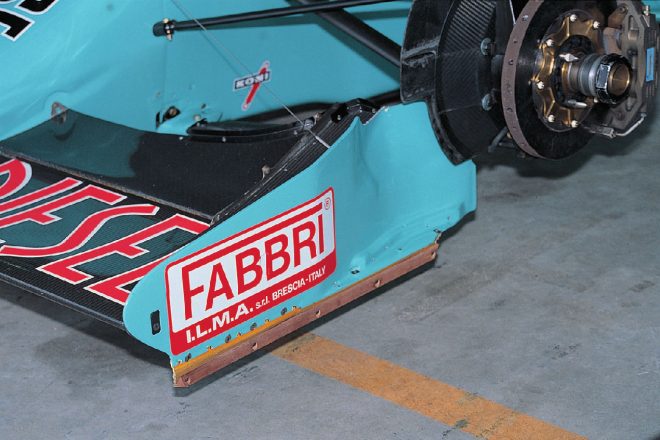 マーチ881のフロントウイング翼端板