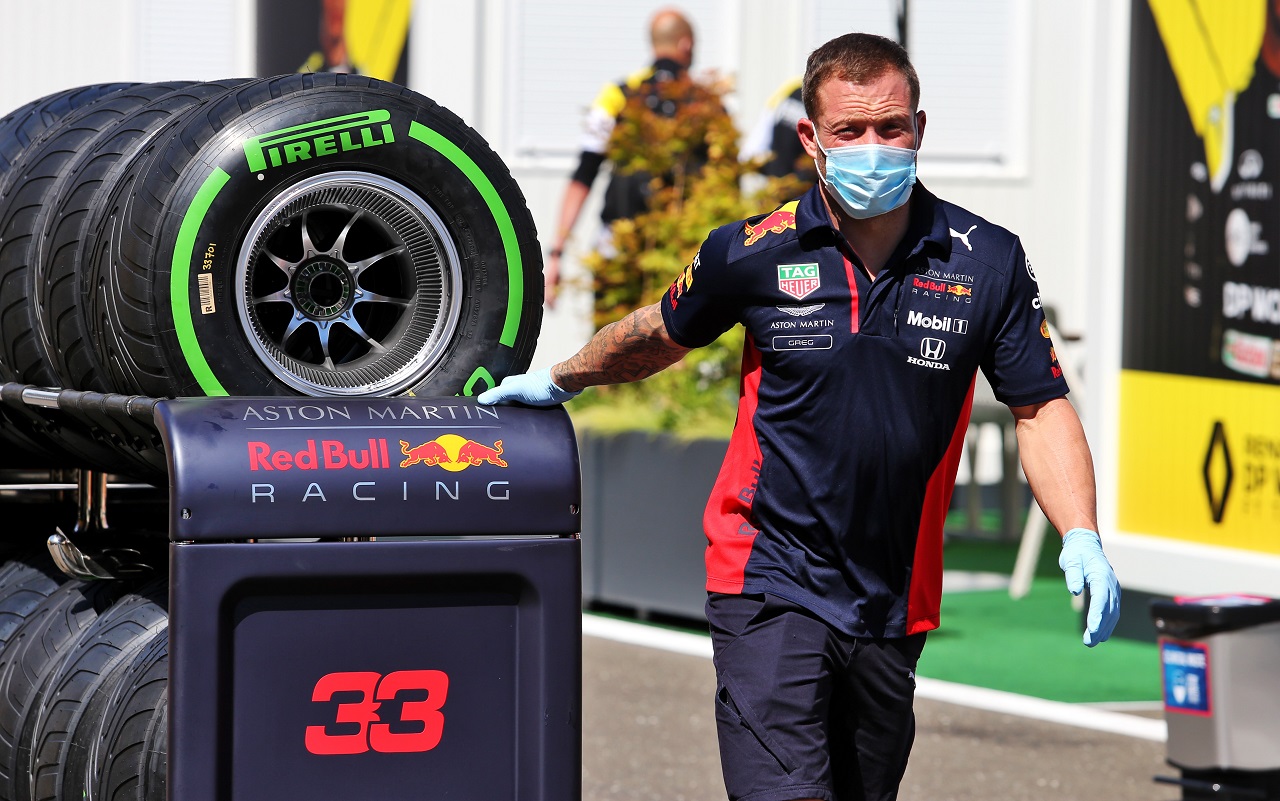 タイヤを運ぶレッドブルのメカニック