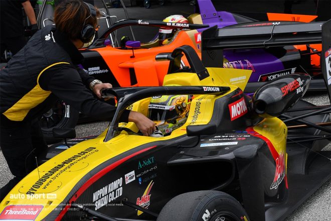 スーパーフォーミュラ・ライツ第4大会を前にした走行で30号車をドライブした関口雄飛