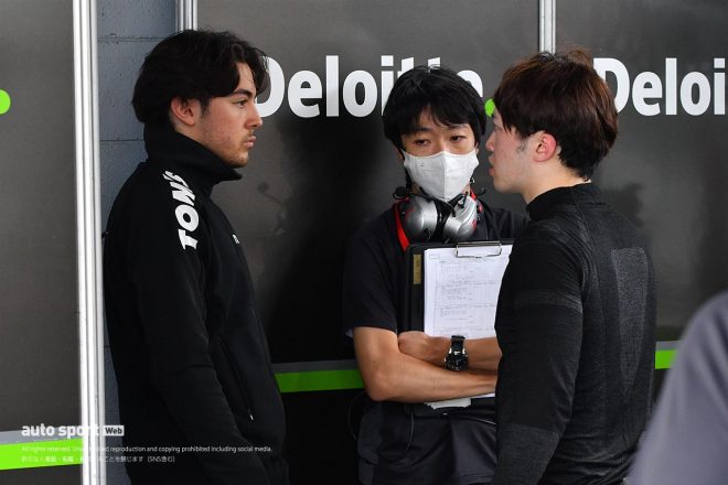 スーパーフォーミュラ・ライツの走行を終え、ジュリアーノ・アレジと話し込む宮田莉朋