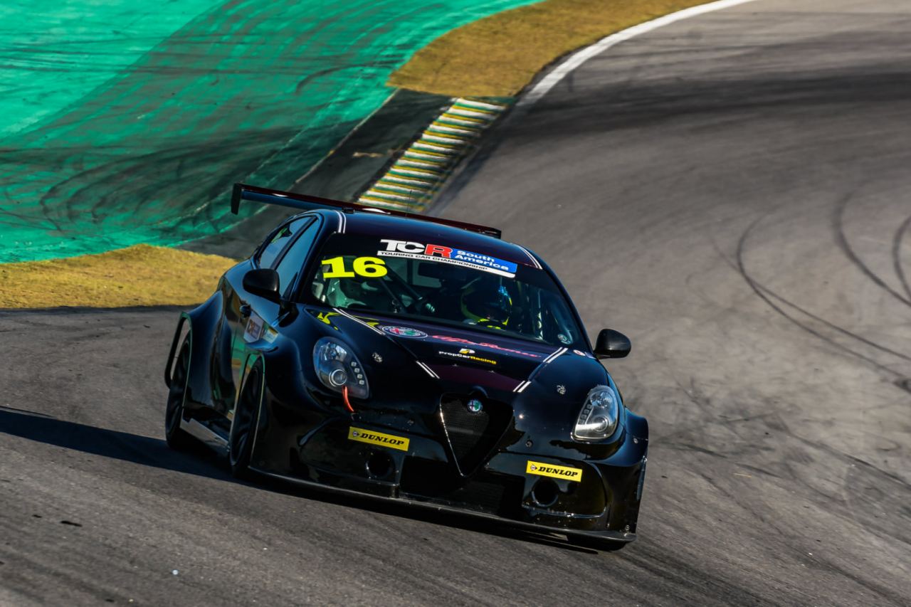 KMW Motorsports with TMR Engineering（KMWモータースポーツwithTMRエンジニアリング）は、ファビオ・カサグランデ、ティム・ルイス、ロイ・ブロックを起用する