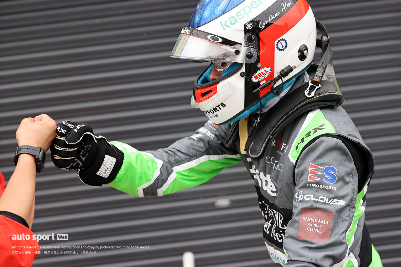 ポールポジションを喜ぶジュリアーノ・アレジ（Deloitte. TOM'S 320）