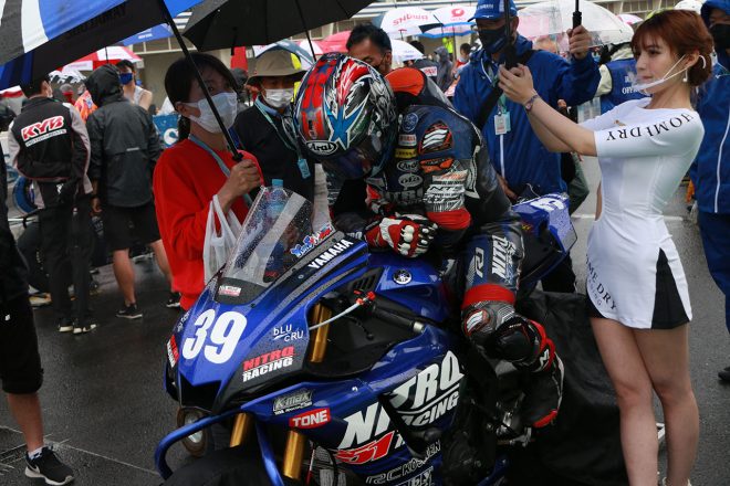 1番手グリッドにつく岡本裕生（BLUcRUニトロレーシング51YAMAHA）／2021年全日本ロード第4戦筑波 ST1000 レース1