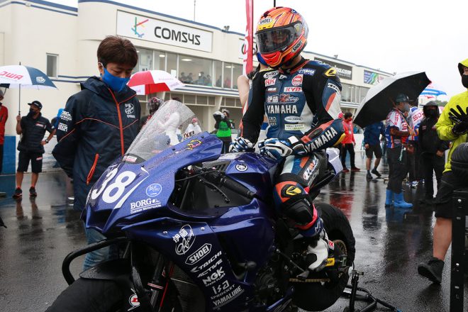 2番手グリッドにつく前田恵助（bLUcRU伊藤ﾚｰｼﾝｸﾞBORGﾔﾏﾊ）／2021年全日本ロード第4戦筑波 ST1000 レース1