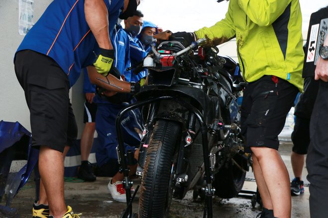 修復される前田恵助（bLUcRU伊藤ﾚｰｼﾝｸﾞBORGﾔﾏﾊ）のヤマハYZF-R1／2021年全日本ロード第4戦筑波 ST1000 レース1