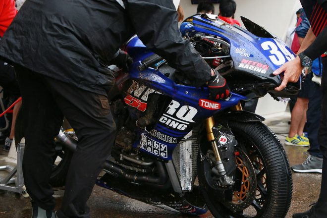 修復される岡本裕生のヤマハYZF-R1／2021年全日本ロード第4戦筑波 ST1000 レース1