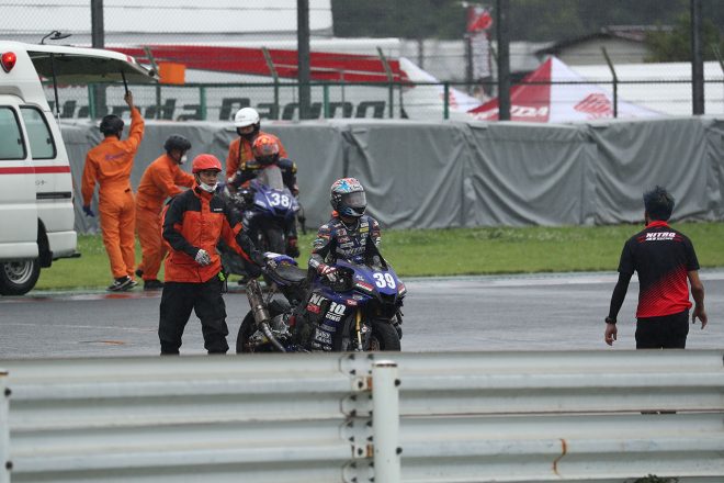 マシンをピットに戻す岡本裕生と前田恵助／2021年全日本ロード第4戦筑波 ST1000 レース1