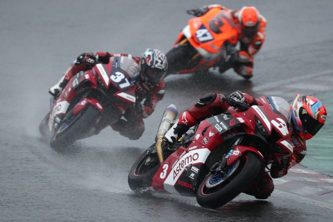 2位争いをする作本輝介、渡辺一馬（Astemo Honda Dream SI Racing）／2021年全日本ロード第4戦筑波 ST1000 レース1