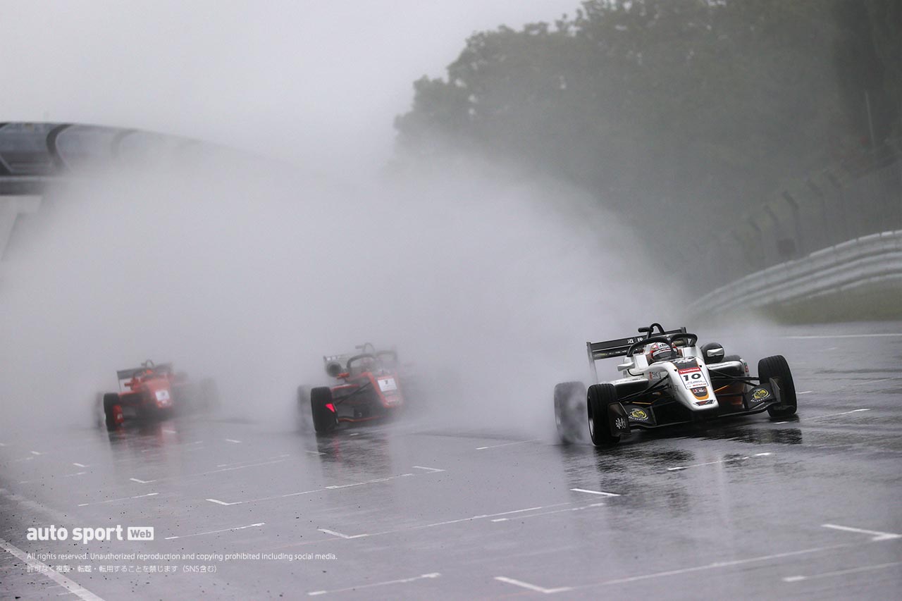 三宅淳詞（MAX RACING 320）を先頭とした3台の争い