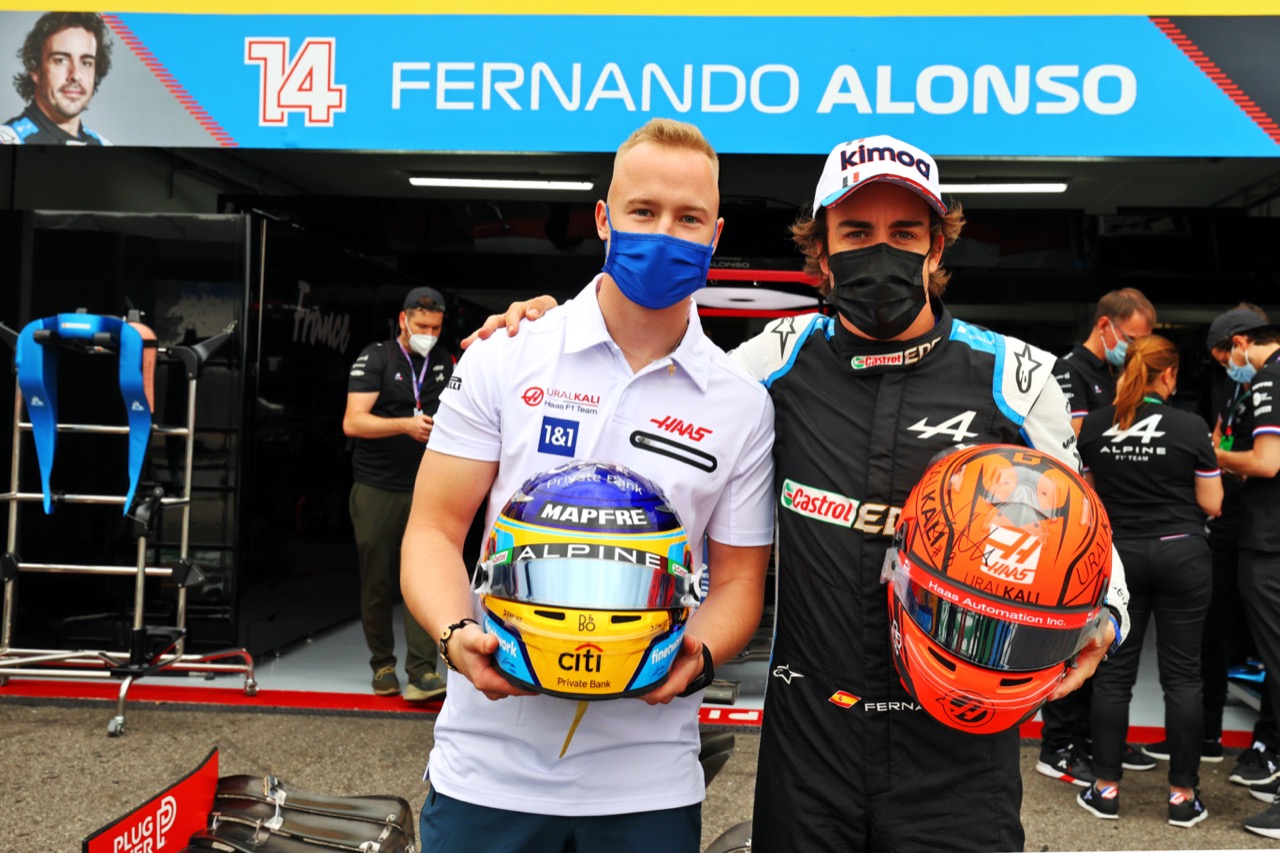 ヘルメット交換をするニキータ・マゼピン（ハース）とフェルナンド・アロンソ（アルピーヌ）