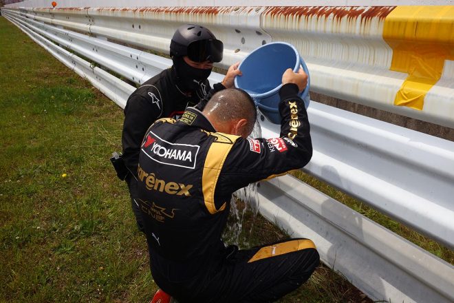 スタート直前、頭から水をかぶる関口雄飛（carenex TEAM IMPUL）