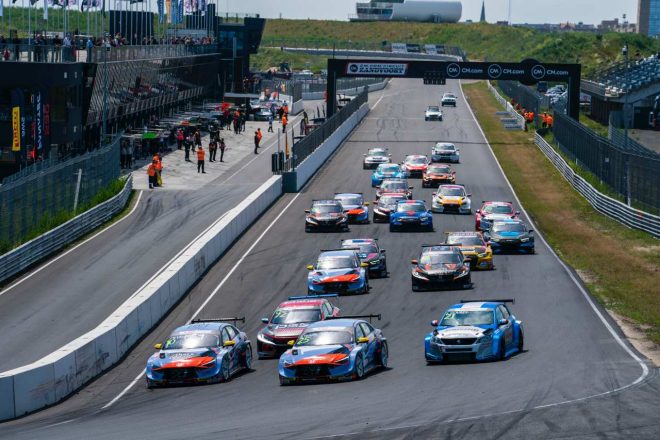 レース2はSebastien Loeb Racing(セバスチャン・ローブ・レーシング/SLR)サミ・タウフィク(ヒュンダイ・エラントラN TCR)や、ニールス・ラングフェルドらがリバースのフロントロウからスタート