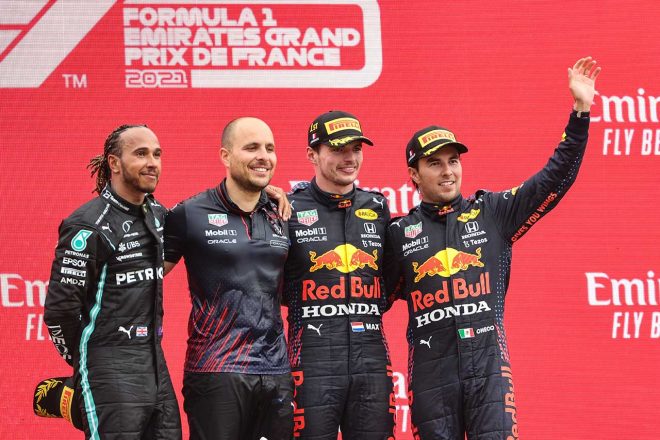 2021年F1第7戦フランスGP表彰式　マックス・フェルスタッペン（レッドブル・ホンダ）、ルイス・ハミルトン（メルセデス）、セルジオ・ペレス（レッドブル・ホンダ）