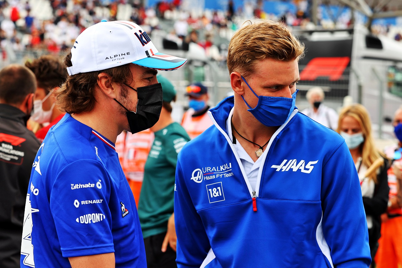 2021年F1第7戦フランスGP　フェルナンド・アロンソ（アルピーヌ）とミック・シューマッハー（ハース）