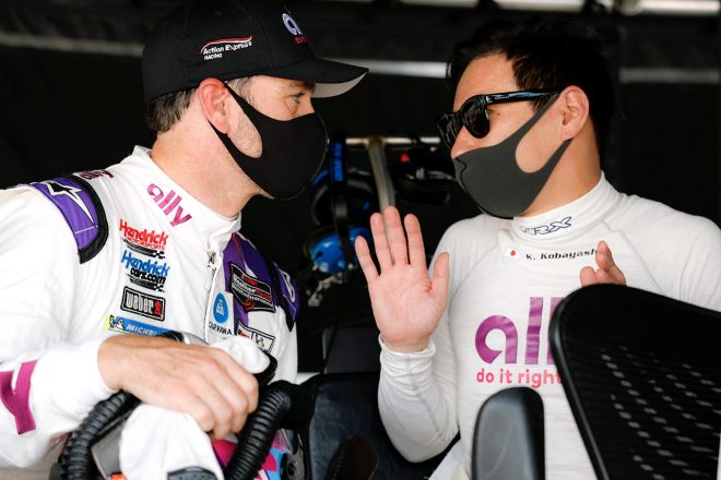 ジミー・ジョンソンと話し込む小林可夢偉