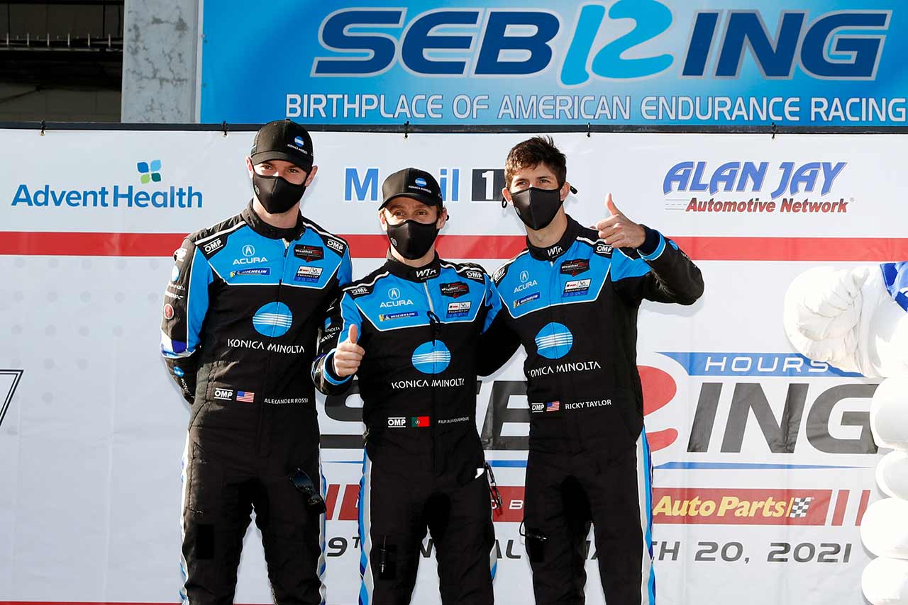 第2戦セブリング12時間レースのドライバー紹介に登壇するWTRのドライバー。左からロッシ、アルバカーキ、リッキー・テイラー