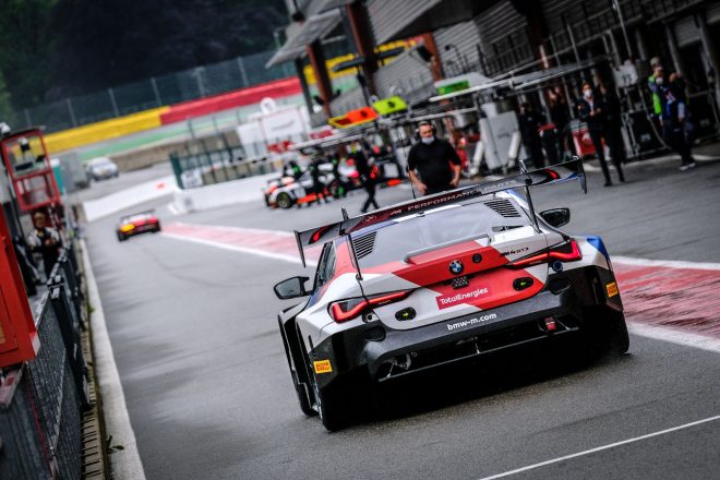 スパ・フランコルシャンのピットレーンを走行するBMW M4 GT3