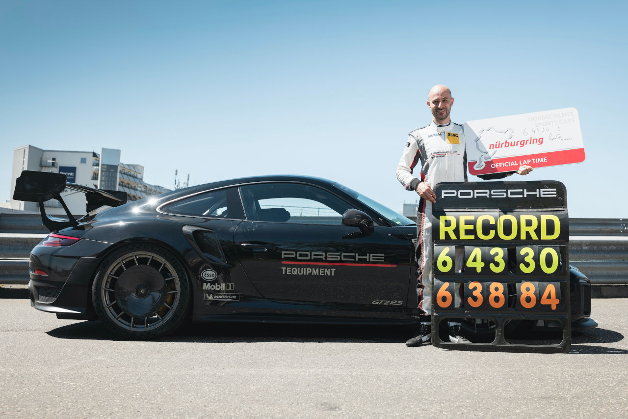 ニュルブルクリンク北コース（ノルドシュライフェ）の市販車最速タイムを更新したポルシェ911 GT2 RSとラース・ケルン