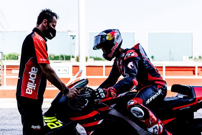 MotoGP：ミサノでアプリリアRS-GPをテストするアンドレア・ドヴィツィオーゾ