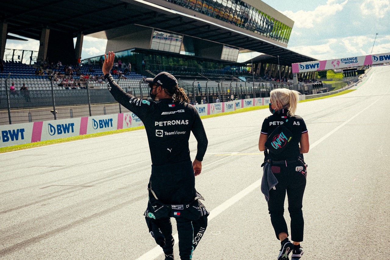 2021年F1第8戦シュタイアーマルクGP　ルイス・ハミルトン（メルセデス）とフィジオのアンジェラ・カレン