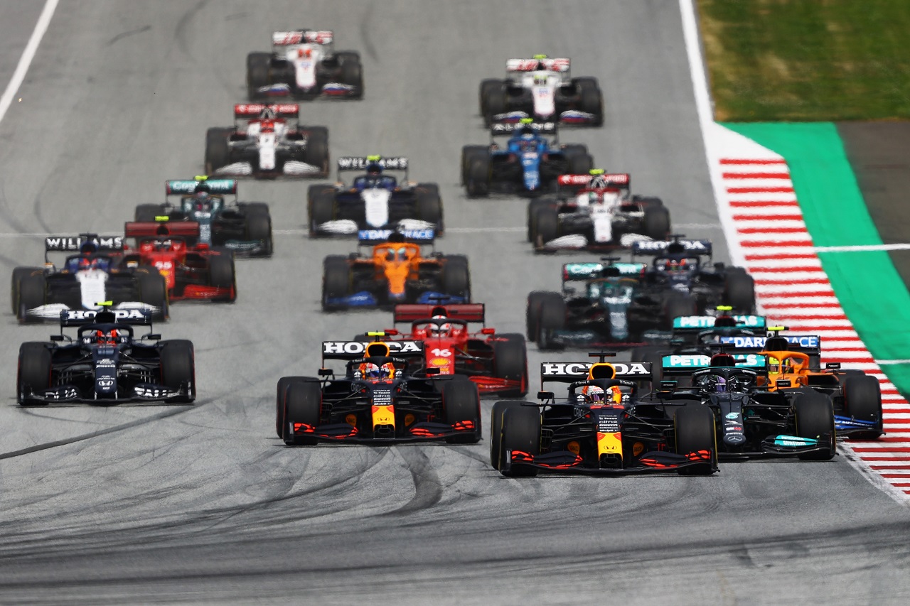 2021年F1第8戦シュタイアーマルクGP　決勝スタート時のマックス・フェルスタッペンとセルジオ・ペレス（レッドブル・ホンダ）