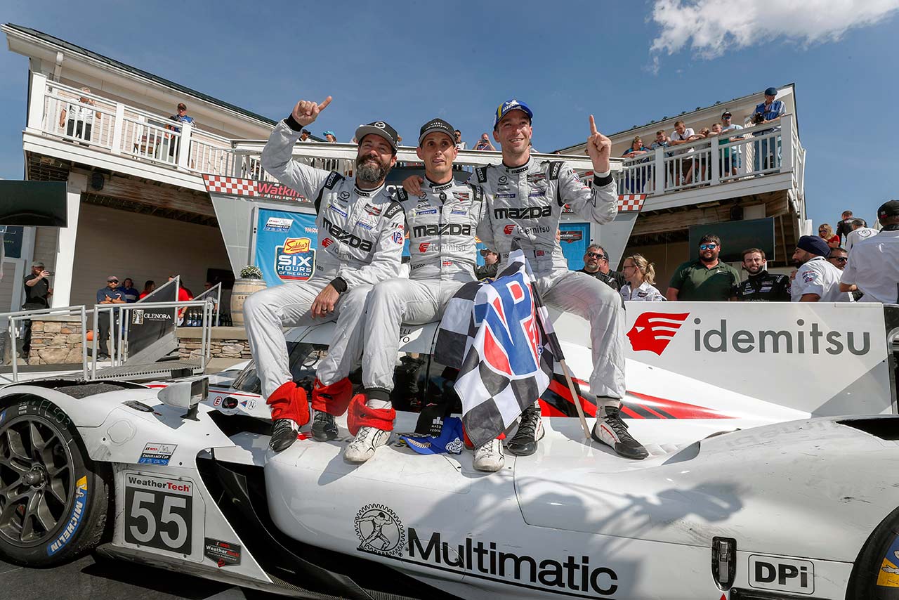 ワトキンス・グレンのビクトリーレーンで勝利を祝う55号車のクルー。左からボマリト、ジャービス、ティンクネル。