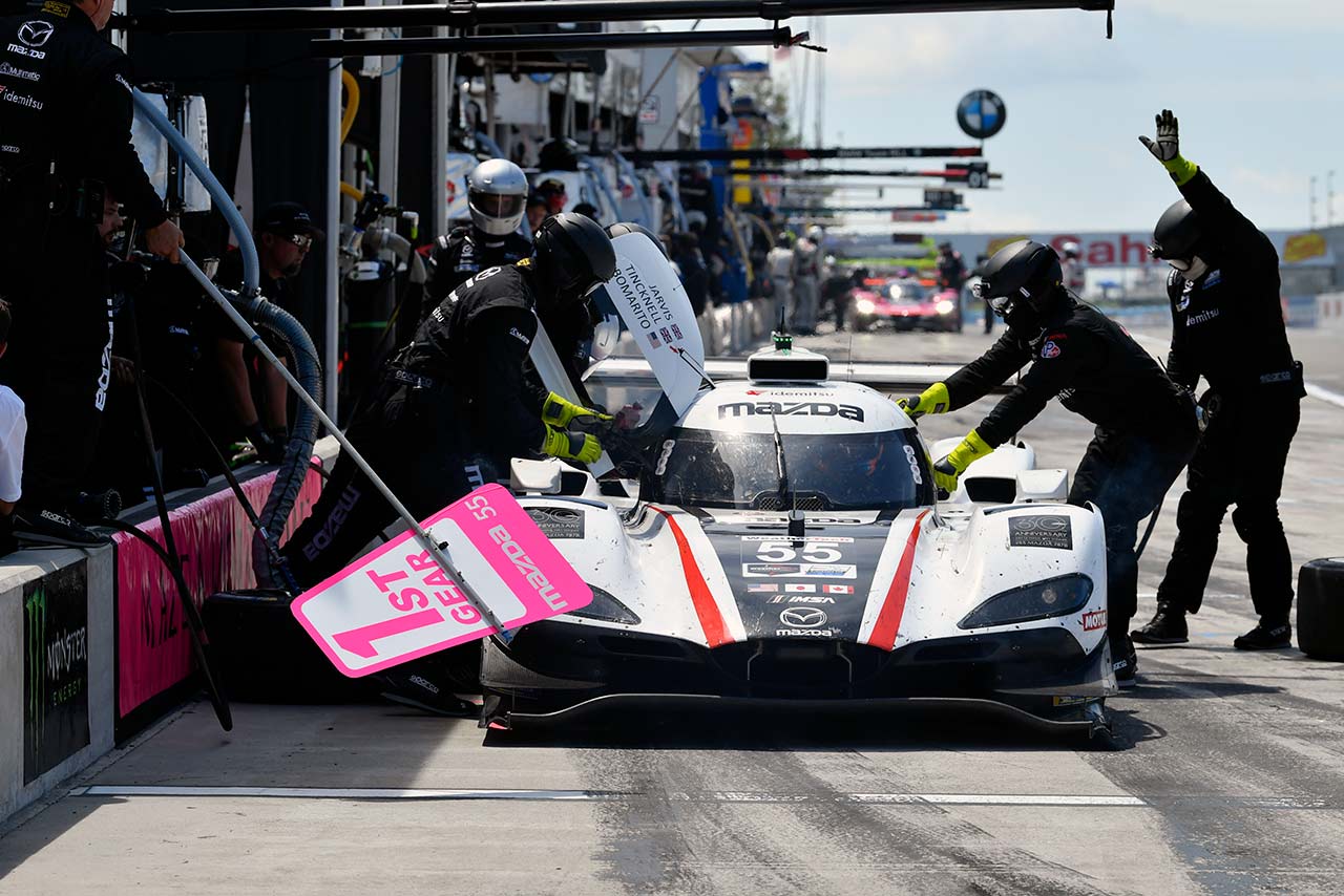 IMSA第5戦ワトキンス・グレン6時間レースを制したマツダ・モータースポーツの55号車マツダRT24-P
