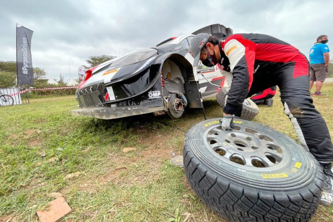 ステージの合間に車両メンテナンスを行う勝田貴元（トヨタ・ヤリスWRC）　2021年WRC第6戦ケニア