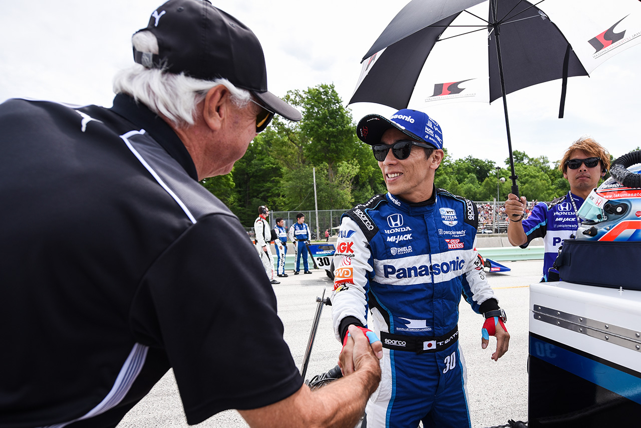 リック・メアーズと笑顔で握手をする佐藤琢磨